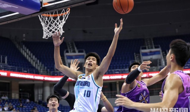 xingkong.com-青岛男篮大胜北控晋级夏联四强 半决赛将再演“齐鲁德比”