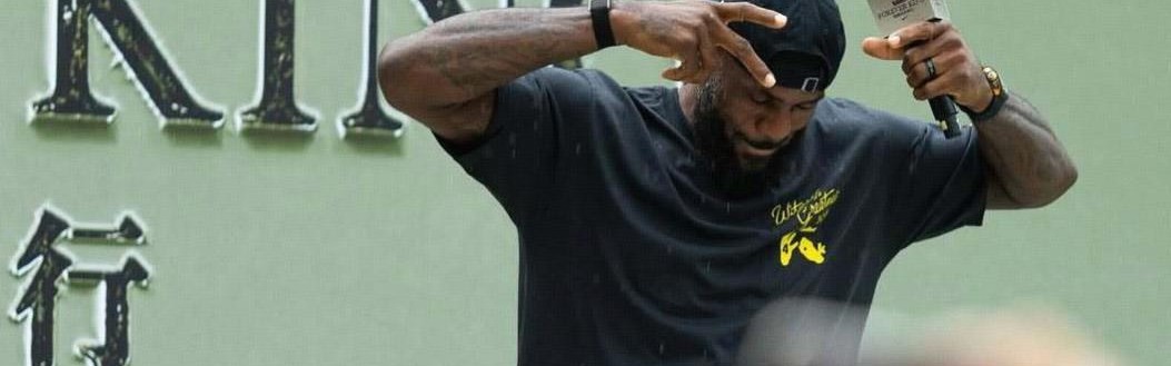 热情回应，詹姆斯在暴雨中和球迷互动：你好成都！